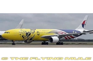 JC Wings 1:400 A330-300 Malaysia Airlines 9M-MTG - Picture 1 of 1