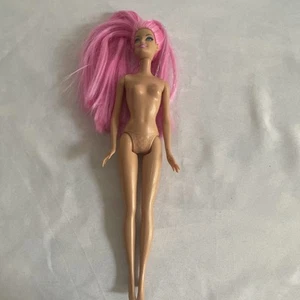 Muñeca Barbie Hairtastic Mattel Pelo Rosa Largo Raya Plateada SIN VESTIDO NI ZAPATOS - Imagen 1 de 5