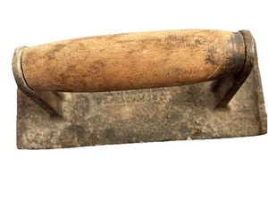 Utensile vintage per calcestruzzo bordatore ghisa cemento manico legno - Foto 1 di 5