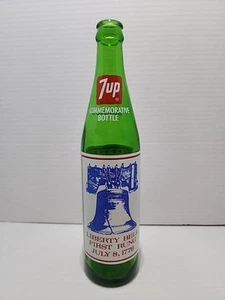 7up Salutes U.S. 1776-1976 Bicentennial 16oz Bottle Liberty Bell - Picture 1 of 2
