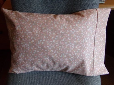 FUNDA DE ALMOHADA TAMAÑO VIAJE ROSA CALICÓ/PUÑO COMBINA 14X20 #758 Foto 1 de 3