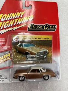 JOHNNY LIGHTNING CLASSIC GOLD 1976 OLDS CUTLASS SALON NEW ON CARD DR GOLD BB6 - Picture 1 of 11