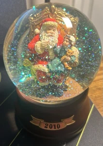 Caja de música de Navidad Santa Snow Globe 2010 decoración navideña - Imagen 1 de 5