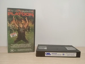 Platoon [VHS 1986] RCA Columbia Pictures War Charlie Sheen Big Box Ex-Rental PAL - Picture 1 of 3