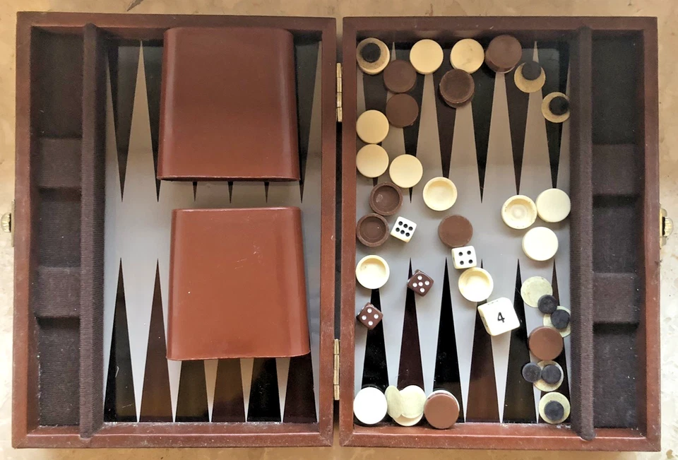Backgammon Mini - Reise Spiel, im Lederkoffer  ca. 33 x 22 cm geöffnet - Vintage - Bild 1 von 4