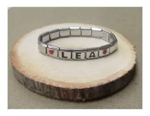 Bracelet prénom lettre personnalisable et ajustable, logo coeur rouge. - Imagen 1 de 2