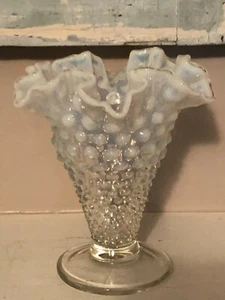 Jarrón trompeta vintage Fenton con volantes Hobnail blanco opalescente 5,5 pulgadas ¡Excelente! - Imagen 1 de 2