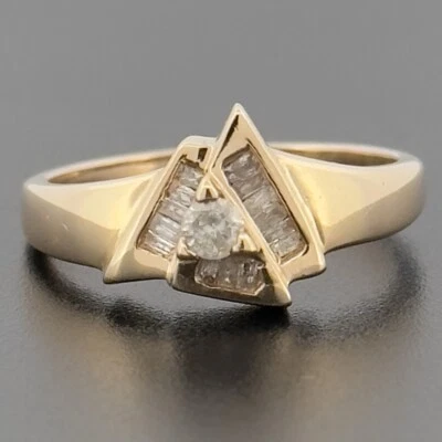 Anillo con racimo de diamantes de 0,10 quilates de oro amarillo de 10 quilates talla N Foto 1 de 4