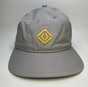 Cappello Auto Rivian Regolabile Logo Ricamato Grigio Cotone Organico Usato in ottime condizioni - Foto 1 di 11