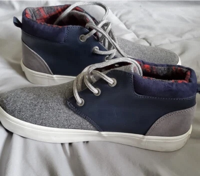 Size 3 boys old navy blue and gray shoe. New without tags. - Imagem 1 de 2