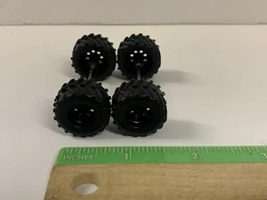 Off Raod 4 x 4 Reifen Felgen Achsen Jada Maßstab 1:64 - Bild 1 von 5