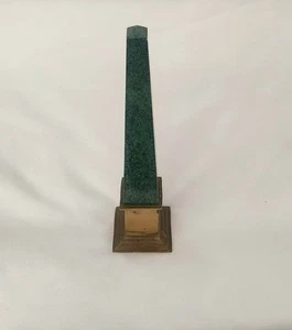 Obelisco de mármol verde vintage base de latón 10,5 pulgadas 2,75 de ancho pestaña MCM decorativa - Imagen 1 de 13