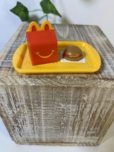 Lil McDonalds Happy Meal Spielzeug #11 Hamburger und Happy Box auf Tablett | 2025 - Bild 1 von 7