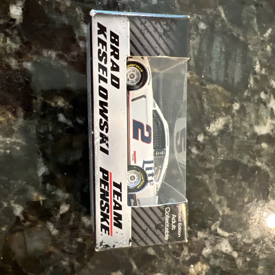 Brad Keselowski 2014 #2 Miller Lite branco PENSKE Ford Fusion 1/64 - Imagem 1 de 4