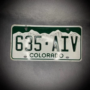 Colorado - Verde y Blanco - 636-AIV - Matrícula - Años 2000 - Man Cave - EE. UU. - Imagen 1 de 15
