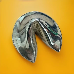 Caja de baratija con bisagras plateada Lenox Fortune Cookie con cierre - Imagen 1 de 7