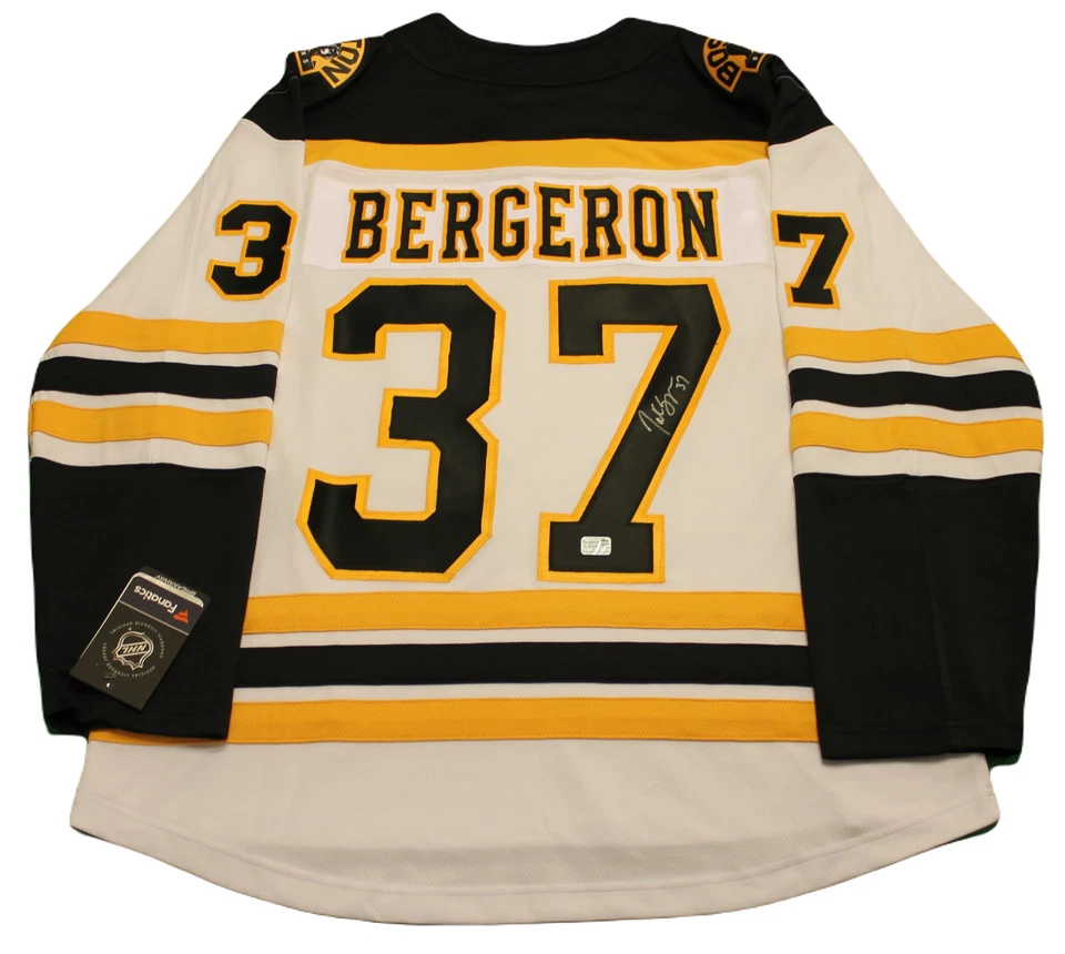 Camiseta firmada por Patrice Bergeron con autógrafo de los Boston Bruins Foto 1 de 1