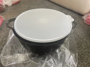 Tupperware 42 cup Thatsa Mixing Bowl Black w/ Sheer Seal New - Picture 1 of 2