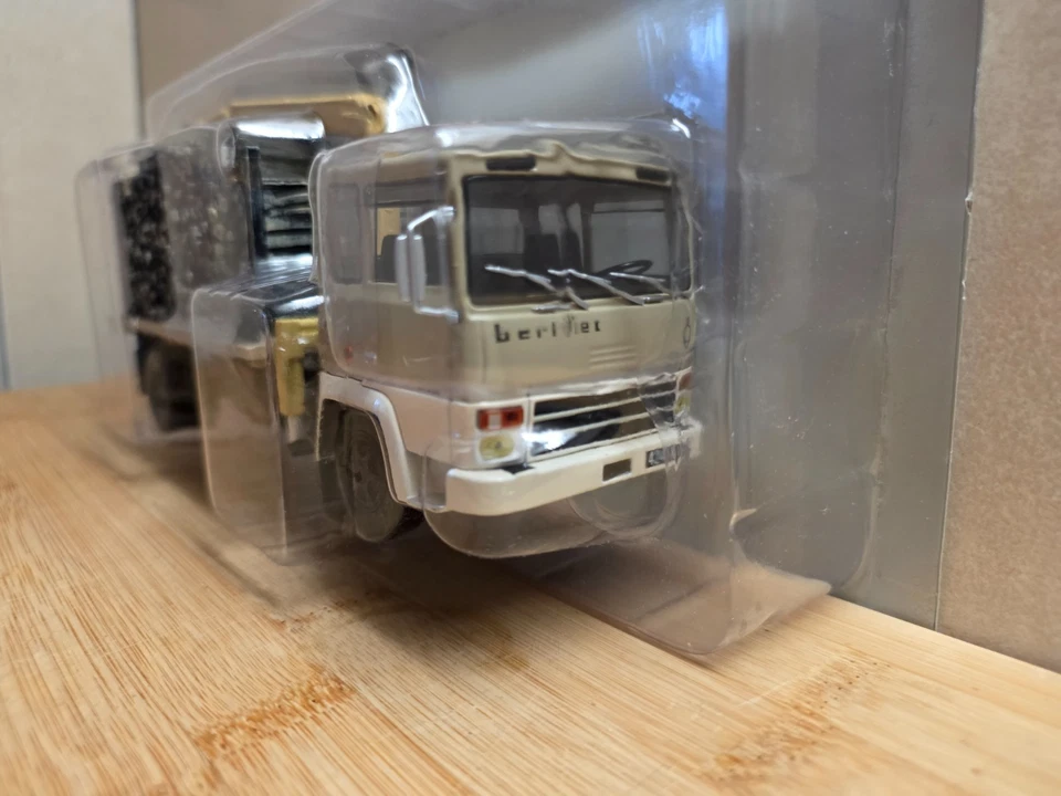 CAMION 1/43 Hachette IXO BERLIET 280 Grue Hydraulique Transport de bois - Photo 1/2