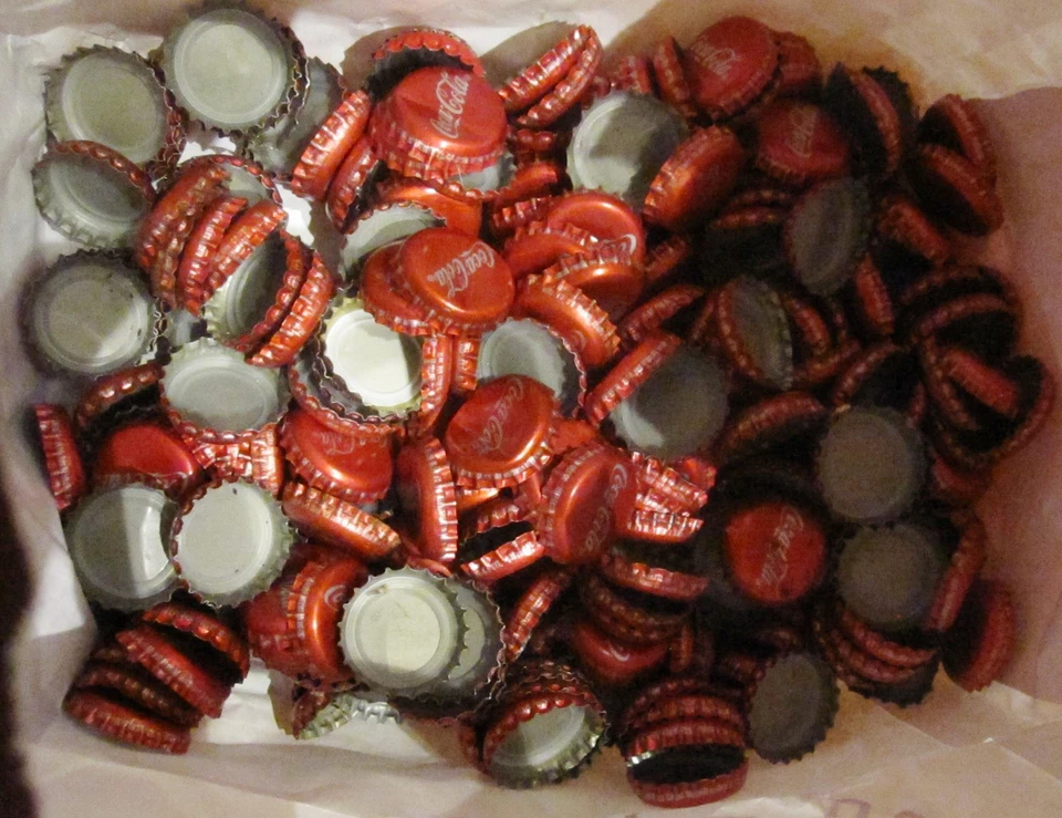 Lote de 100 tapas de botellas de Coca Cola en estado limpio, usado Foto 1 de 1