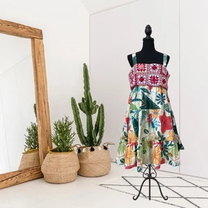 Anthropologie x Farm Rio Damen M ärmelloses Granny Square Häkel Blumen Kleid - Bild 1 von 16