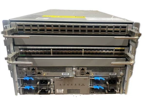 N9K-C9504 N9K-SUP-A x2 N9K-X9432PQ x1 N9K-X9464PX x1 N9K-PAC-30000W-B x4 - Imagen 1 de 7
