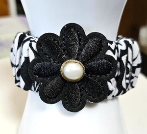 Unique One-of-a-Kind Handmade Fabric Elastic Bracelet w/black Flower & Pearl - Picture 1 of 3