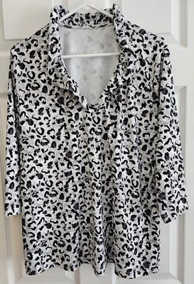 Top túnica grande Lulu B negro blanco estampado animal volantes cuello en V mangas 3/4 causal Foto 1 de 4