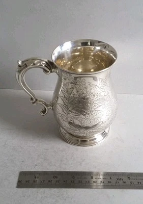 GOOD , VICTORIAN ANTIQUE SOLID SILVER SHAPED PINT MUG .  262 gms.   LON . 1883 . - Image 1 of 4