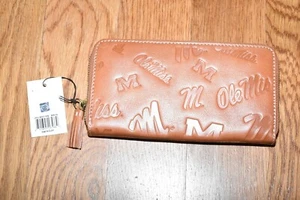 BORSA NUOVA CON ETICHETTE OLE MISS LEATHER JML SIDELINE CLUTCH LICENZA UFFICIALE PREZZO AL DETTAGLIO CONSIGLIATO DAL PRODUTTORE $85 - Foto 1 di 3