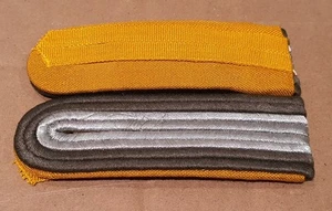 NVA Schulterklappen Paar Fähnrich mit gelber Paspelierung Nachrichten neuwertig - Picture 1 of 1