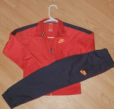 Conjunto de Traje de Pista Nike Niños Jóvenes Talla 7 Con Chaqueta Y Pantalones Rojo Y Azul Marino Usado Foto 1 de 4
