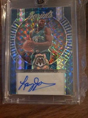 Mosaico Panini 2022-23 - Guiones Larry Johnson #MS-JOH Genesis Prizm (AU) Foto 1 de 2
