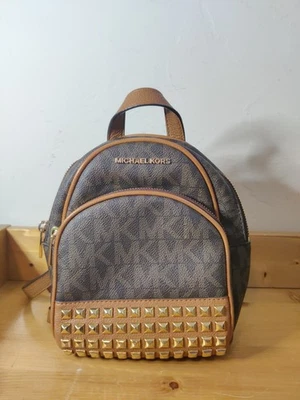 Michael Kors Rhea Mini Mochila Cartera Marrón Dorado Cuadrado Tachuelas ¡Leer! Foto 1 de 4