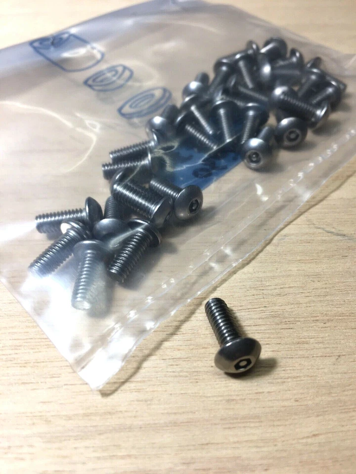 VITE ACCIAIO INOX M4x10 TESTA CILINDRICA BOMBATA IMP. ESAGONALE CON PIN SIC.30PZ - Immagine 1 di 1