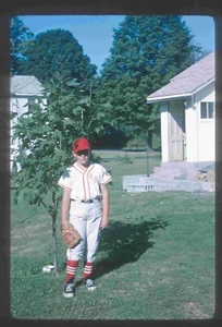 Uniforme de béisbol Kodachrome Slide Boy in Little League 1966 con estribos de guantes B2 - Imagen 1 de 1