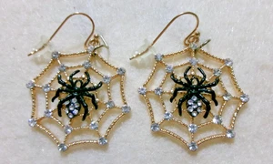 Halloween schwarze Katze auf Kürbis ODER Spinne auf Netz Ohrhänger Silber Fischhaken - Bild 1 von 3