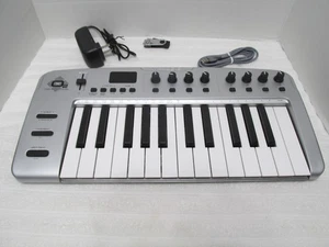 M-Audio O2 USB MIDI Controller 25 keys with cables Successor to Oxygen 8 - Picture 1 of 12