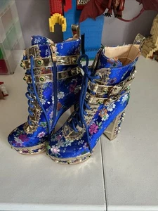Botas de plataforma Azalea Wang Dolls Kill Mila adornadas bordadas azules talla 6 - Imagen 1 de 5