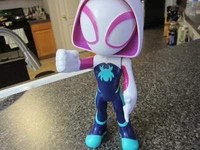 Estatua de plástico Spider-Gwen de 9 pulgadas - Marvel - Hasbro Foto 1 de 4