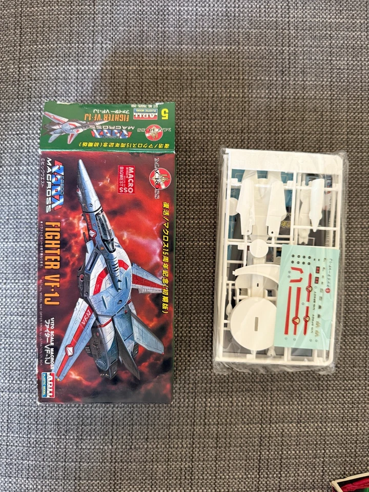 Macross VF-1J 15th Anniversary Bandai 76025-200 1/170 Scale - Image 1 of 1