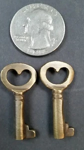 2 Únicas Pequeñas Antiguas Estilo Vintage Latón AMOR CORAZÓN Llaves Componente de Joyería #L6 - Imagen 1 de 5