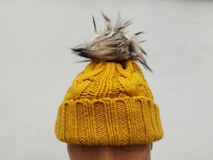 New Look Senf Bommelmütze - Bild 1 von 3