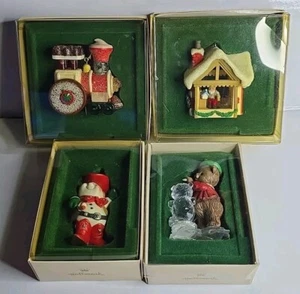 Lote 4 adornos vintage de árbol de Navidad de recuerdo de sello de los años 80 en cajas 1981-82 - Imagen 1 de 24