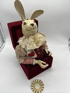 Katherine’s Collection weißer Hase in roter Samtbox Alice im Wunderland defekt - Bild 1 von 11