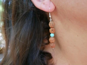 Pendientes de cuentas turquesa Howlita y Rudraksha - Imagen 1 de 2