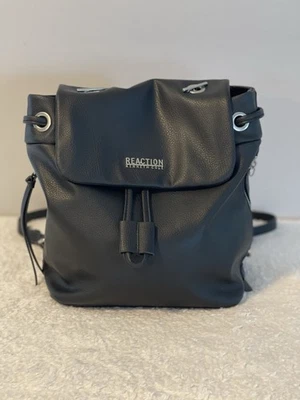 Mochila monedero para mujer Reaction Kenneth Cole imitación cuero negro. Nunca usado. Foto 1 de 4