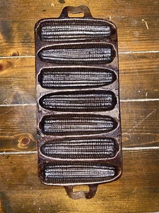 Vintage Unmarked Cast Iron Corn Stick Cornbread Pan 7 Slot Marked With "S” - Picture 1 of 2