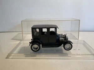 Oldtimer gebautes Plastikautomodell früher Ford Oldtimer im Koffer - Bild 1 von 13