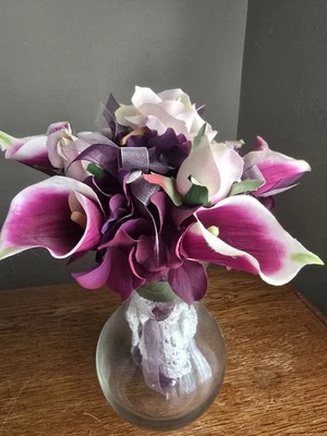 Ramo de damas de honor púrpura cala lilly Foto 1 de 2